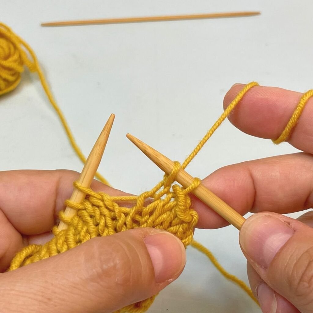 Teje dos puntos, para aprender a cerrar puntos