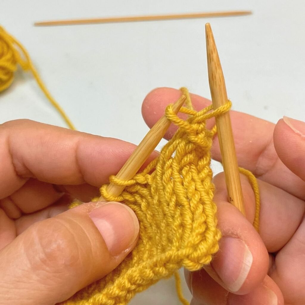 Aprende a tejer y cerrar puntos. Pasa el primer punto tejido por encima del segundo y libéralo de la aguja