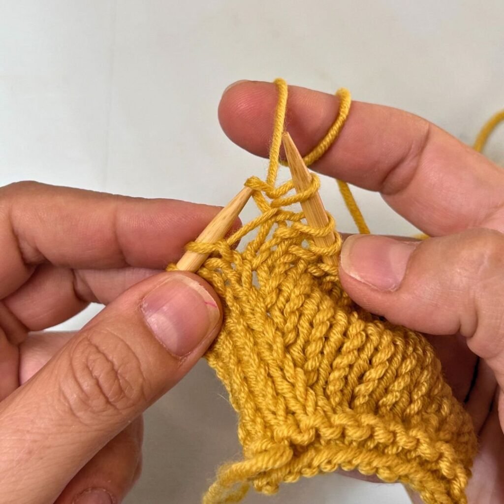 Saca la aguja derecha arrastando la hebra