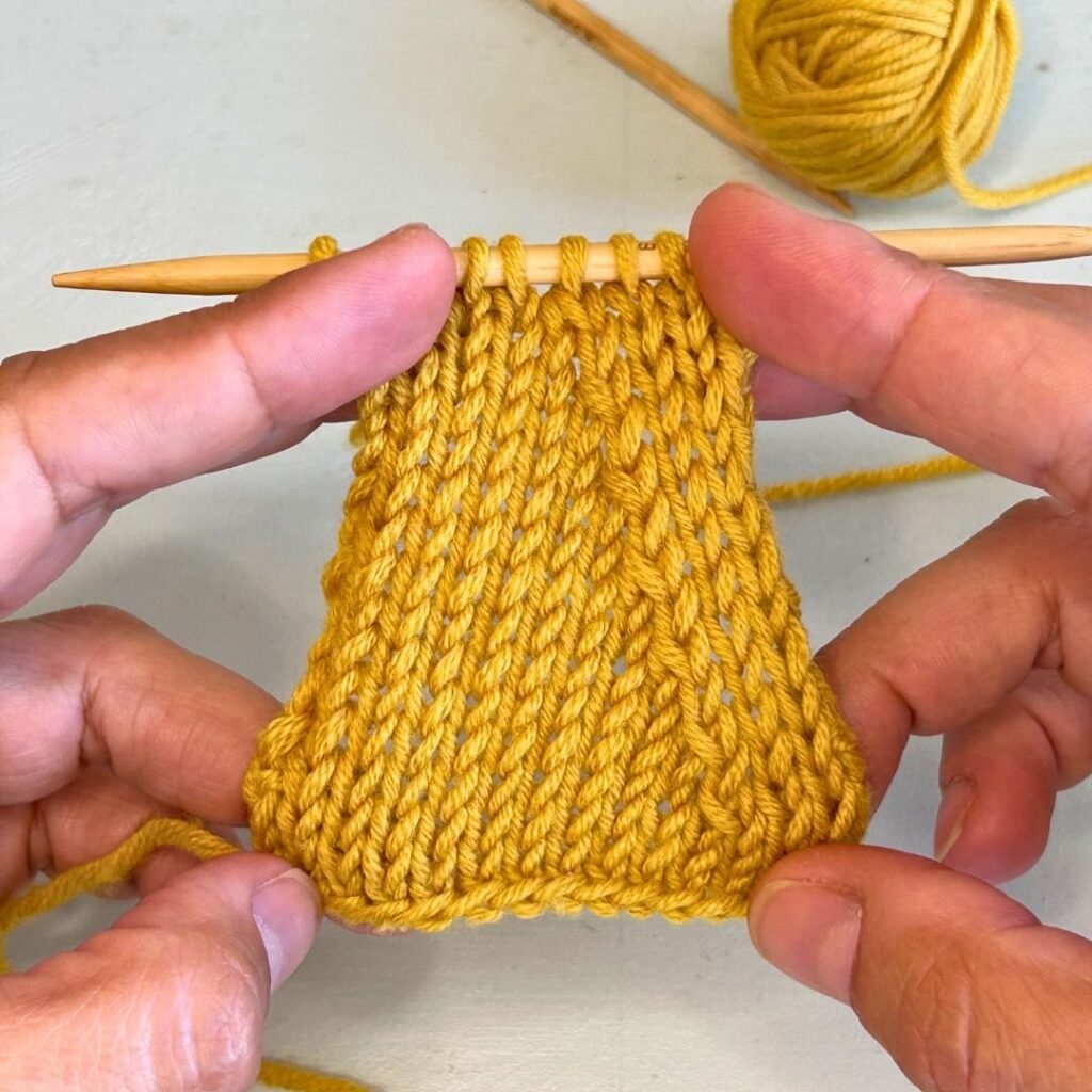 Así se ve el tejido cuando hemos hecho disminuciones durante varias vueltas